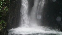 Derasnya air terjun ini menimbulkan sura gemuruh dan yang menyegarkan pikiran (kiosbukugema.wordpress.com)