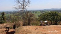 Pemandangan sekitar candi , saat musim hujan pastinya akan lebih hijau.