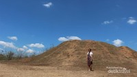 Candi abang yang bentuknya kini berupa gundukan tanah dengan rerumputan.
