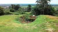 Reruntuhan candi di puncak bukit