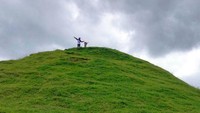 Candi Abang tersembunyi dalam gundukan tanah mirip bukit teletubbies