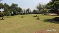 Halaman candi yang ditanami rerumputan dan pohon-pohon membuat candi nampak indah dan sejuk