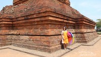 Warna merah yang berasal dari batu bata membuat candi ini menjadi cantik