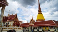 Pagoda Wat That dibalut kain kuning