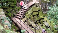 Beng Mealea terletak  77 km dari Siem Reap yang jarang dikunjungi wisatawan