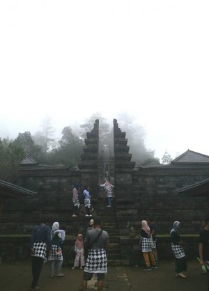 Candi Cetho dan Panorama Alam di Ketinggian 1496 MDPL