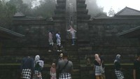 Dengan ketinggian hampir 1500 m di atas permukaan laut, kawasan candi ini menjadi sejuk