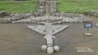 Teras pertama Candi Cetho yang konroversial