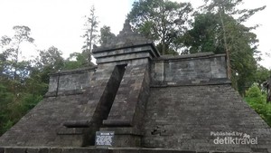 Candi Cetho dan Pemandangan Hijau Gunung Lawu