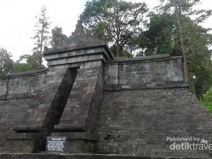Candi Cetho dan Pemandangan Hijau Gunung Lawu
