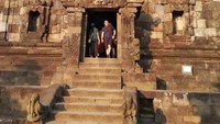 Candi utama terletak di teras teratas, berdiri dengan Jumawa