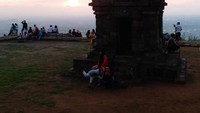 Waktu favorit wisatawan mengunjungi candi ini adalah menjelang sunset
