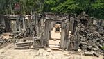 Candi Kamboja Ini Punya 200 Relief yang Tersenyum