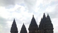 Reruntuhan puin-puing disekitar Candi Prambanan