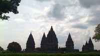 Kompleks Prambanan dari Kejauhan