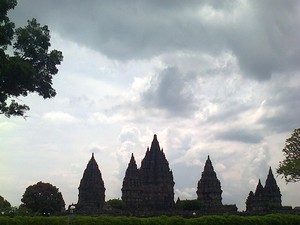 Candi Prambanan, Persembahan untuk Dewa Trimurti