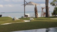 Pemandangan di sekitar pantai,dihiasi dengan taman hijau