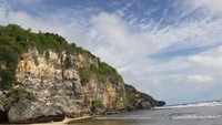 Keindahan pemandangan di Pantai Ngrumput dengan latar Puncak Kosakora