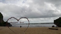 Gerbang memasuki Pantai Ngrumput
