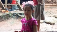 Anak kecil suku Karen dengan kalung dari kuningan