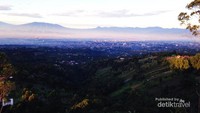 Panorama Kota Bandung saat matahari terbit