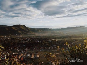 Cantiknya Bandung Dilihat dari Lembang Saat Sunrise