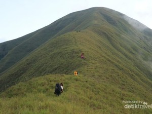 Cantiknya Bukit Anak Dara, Kembaran Rinjani Versi Mini