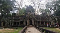 Tampak depan candi Ta Prohm yang sejuk di antara pepohonan