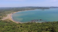 Teluk Ciletuh dengan garis pantainya  dan pepohonan yang menghijau disekitarnya membuat kami betah memandangi alam di tempat ini.