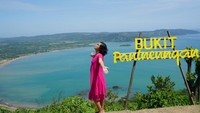 Mengabadikan keindahan pemandangan .