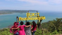 Tak henti- hentinya berfoto di tengah keindahan panorama Bukit Panineungan.