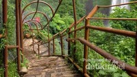 Ratusan anak tangga menuju lembah Curug Cimahi