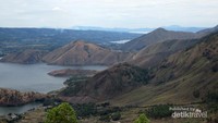 Danau Toba dari Menara Pandang Tele