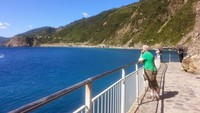 Banyak turis asing maupun lokal yang mendatangi Cinque terre di musim panas