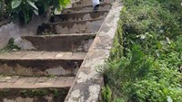 Jalan menanjak menuju ke Batu ratapan angin