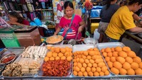 Nikmati jajanan gorengan pasar