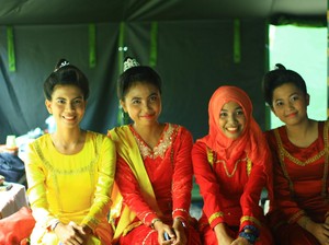 Cantiknya Gadis Berbaju Adat Lakutepu di Sangihe