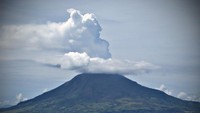 Gunung Sinabung yang masih mengeluarkan asap