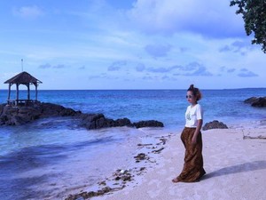 Cantiknya Pantai Batu Topeng Karimunjawa