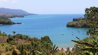 Pantai Brumbun terlihat dari atas bukit (Foto:Wendy S)