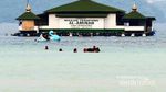 Cantiknya Pantai Sari Ranggung, Makin Lengkap dengan Masjid Apung
