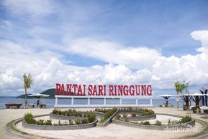 Cantiknya Pantai Sari Ranggung, Makin Lengkap dengan Masjid Apung