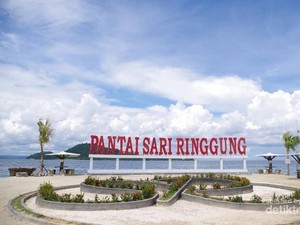 Cantiknya Pantai Sari Ranggung, Makin Lengkap dengan Masjid Apung