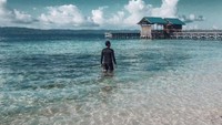 Pantai Arborek yang biru dan jernih bak kaca sangat indah.