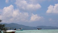 Pemandangan dari pulau cemara kecil pun tak kalah indahnya.