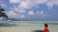 Bermain air dipantainya yang jernih menjadi aktifitas yang menyenangkan.