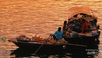 Warga Lokal yang menjual makanan dengan perahu kayu
