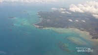 Pantai Tanjung Kelayang dan pulau-pulau kecil dari udara