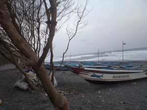 Cantiknya Senja Berkabut di Pantai Kuwaru, Yogyakarta