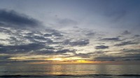Kala senja mulai beranjak pergi dan tergantikan oleh langit gelapnya malam, namun deburan suara ombak di pesisir pantai Padang masih menyisakan kenyamanan.